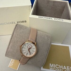 New MICHAEL KORS
Petite Portia Rose Gold-Tone Leather Watch MK2735